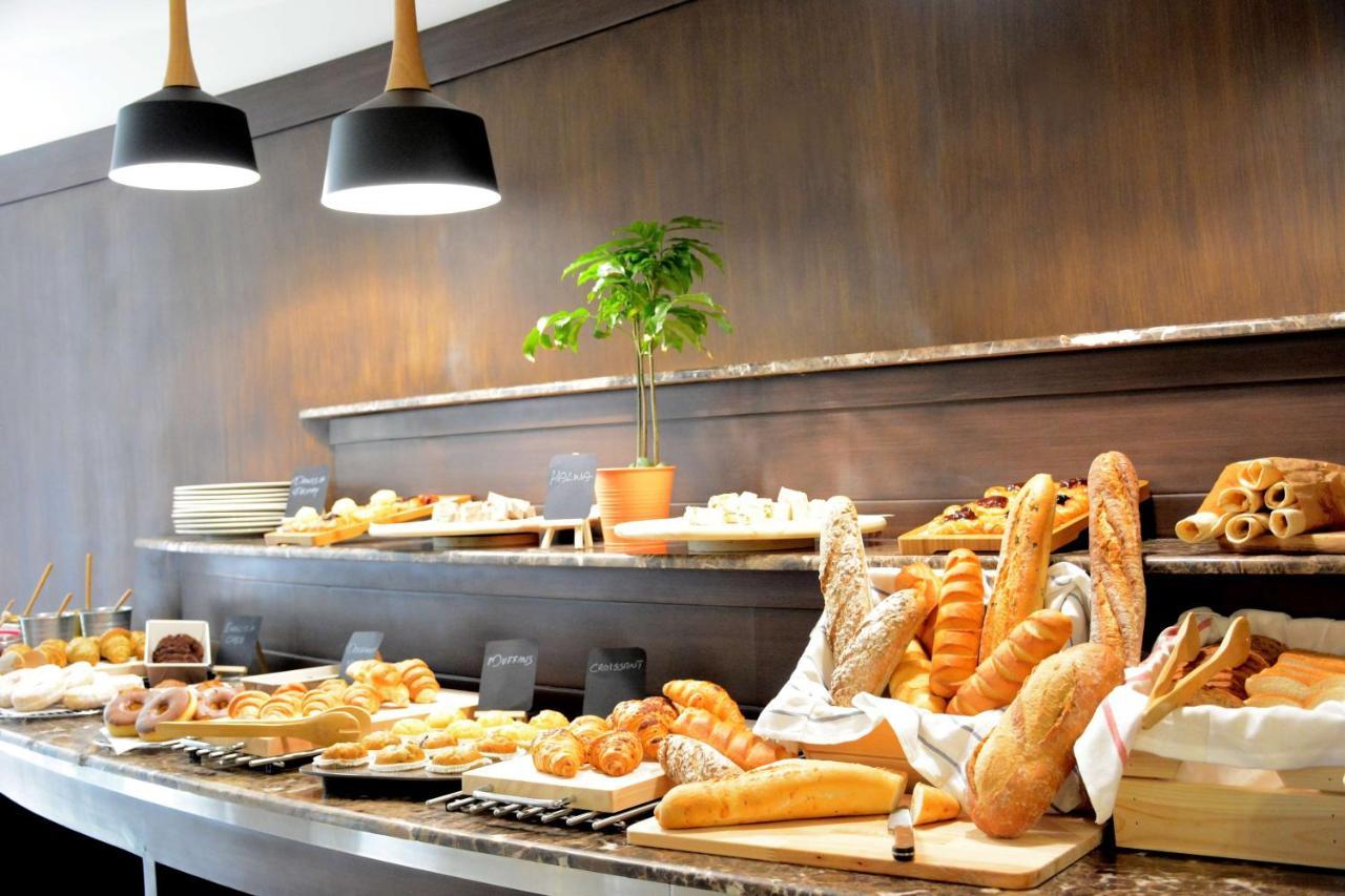 Radisson Blu Resort, Al Khobar Half Moon Bay Extérieur photo A bread buffet at a hotel