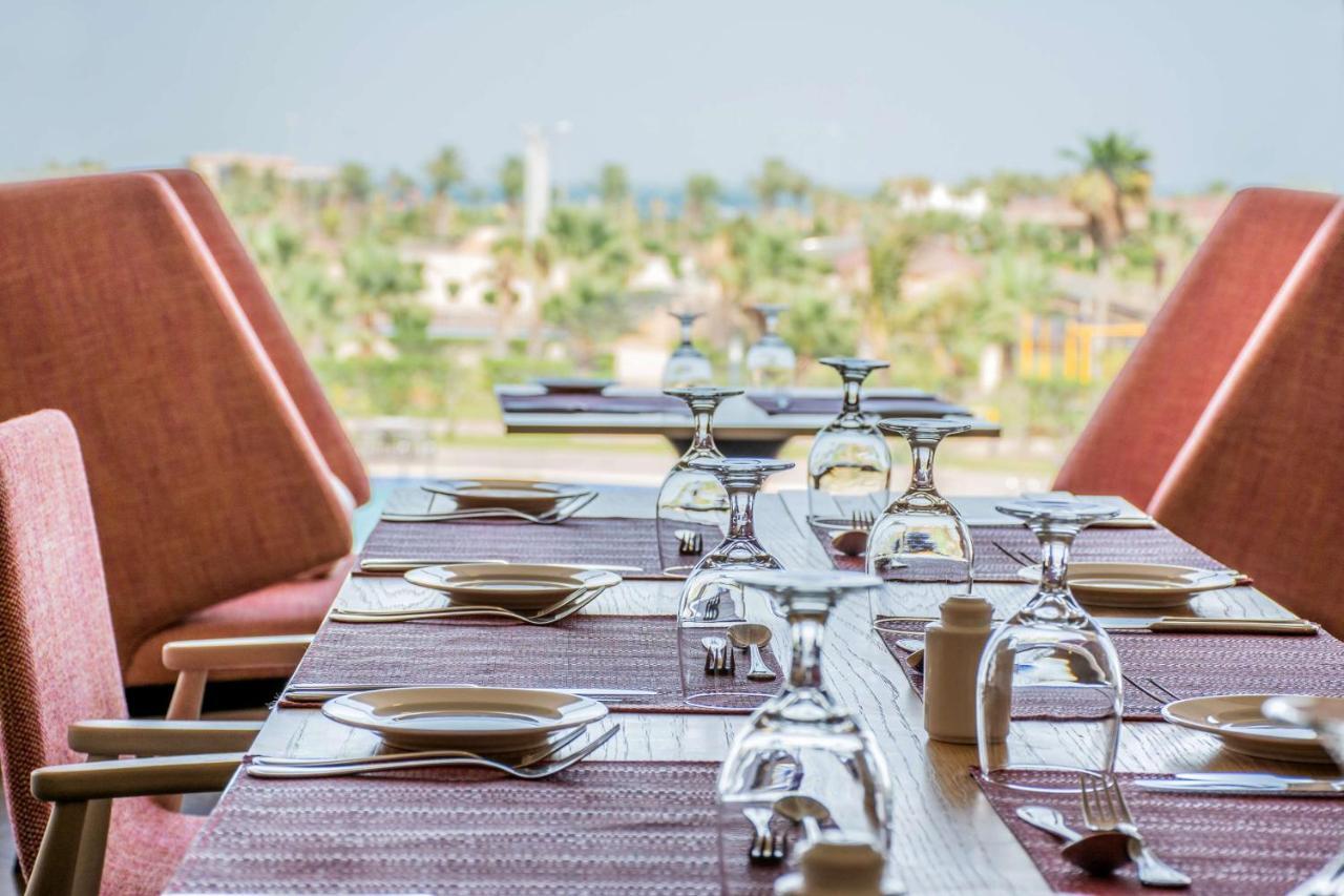 Radisson Blu Resort, Al Khobar Half Moon Bay Extérieur photo The Deck